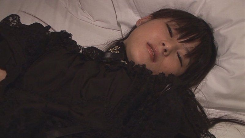 ゴシック系の衣装に身を包み怪しげな雰囲気の笑顔が可愛い不思議ちゃんと中出しセックス！