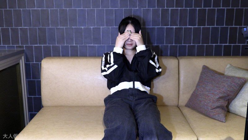 【素人初次拍攝】櫻(18)連口交都沒做過的可愛素人 讓她張開嘴巴吞下中年人的唾液 陰道內拍攝並初次中出 因為肛門也很可愛，所以貫通並中出了